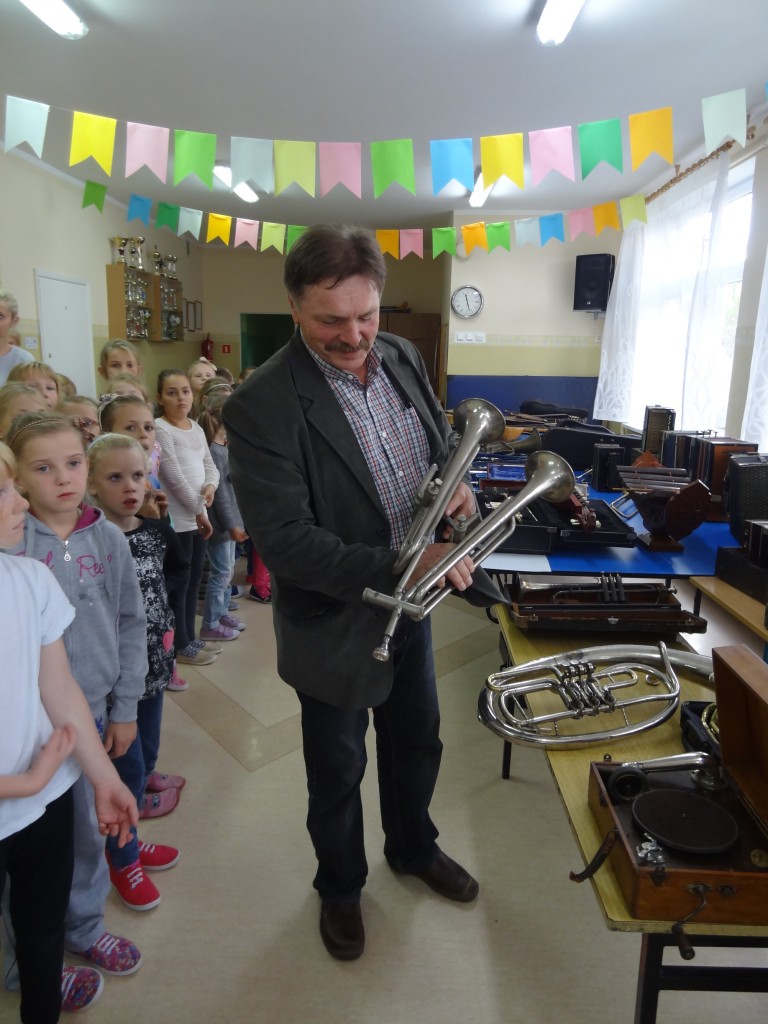 Wystawa instrumentów w Szkole Podstawowej w Głodowie.