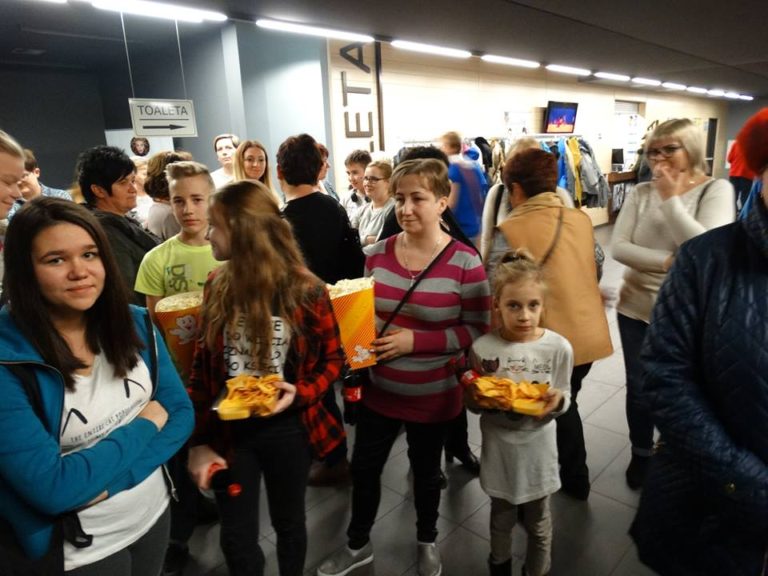 Wyjazd mieszkańców z Gminy Liniewo do Kościerzyny do kina na film pt. „Listy do M. Czas niespodzianek”