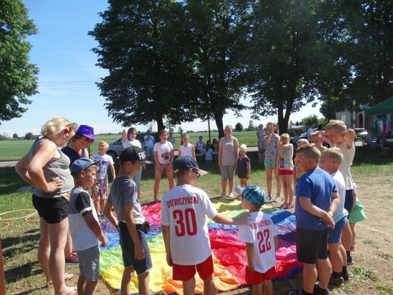 Wspólne popołudnie rodzice z dziećmi razem na festynie z okazji Dnia Dziecka w  Liniewie  