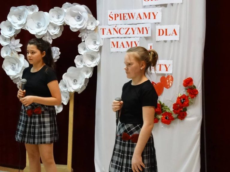 „Śpiewamy, gramy i tańczymy dla mamy i taty”