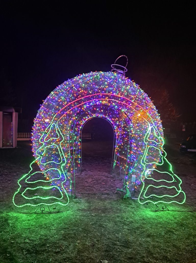 Ponad trzymetrowa bombka cieszy swoim widokiem Mieszkańców Liniewa i gości