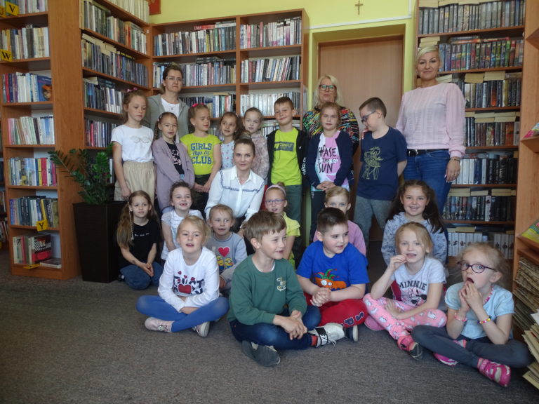 Wizyta uczniów „zerówki” w liniewskiej bibliotece
