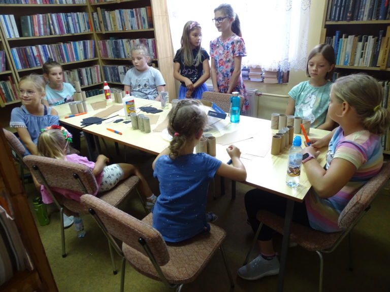 Zajęcia plastyczne i głośne czytanie w Bibliotece w Wysinie