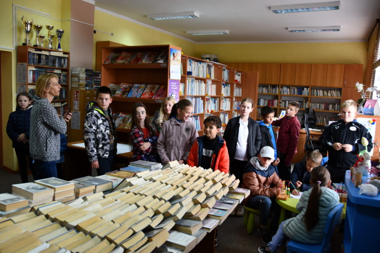 Wizyta IV B ZO w Liniewie w Liniewskiej Bibliotece w ramach „Ogólnopolskiego Dnia Głośnego Czytania”