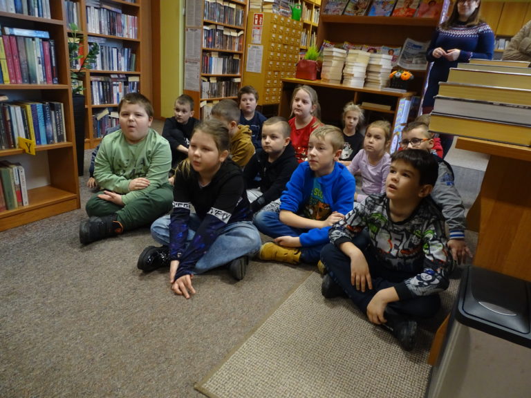 Wizyta uczniów klas I-III  Szkoły Podstawowej w Głodowie w liniewskiej bibliotece