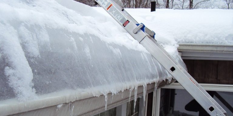 Odśnieżanie dachu- obowiązek.