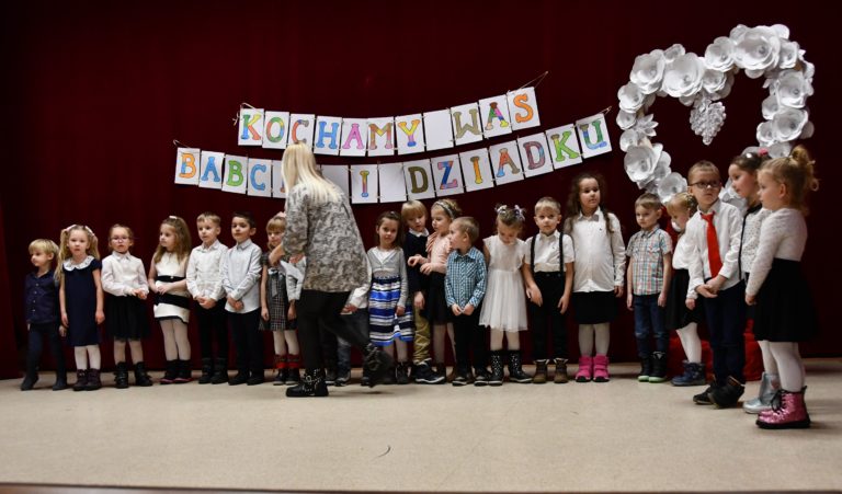 Uroczystość z okazji Dnia Babci i Dziadka pełna wzruszeń i radości