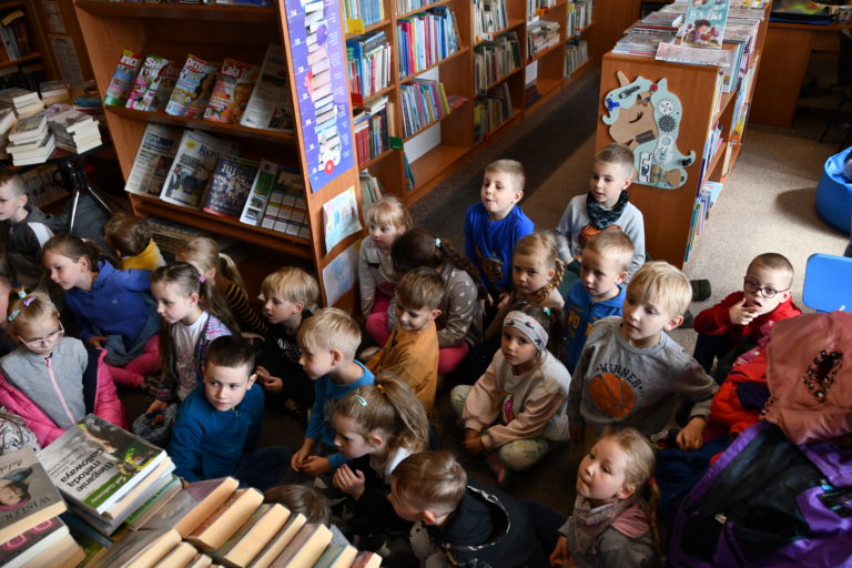 Wizyta przedszkolaków i klasy „0” w liniewskiej bibliotece