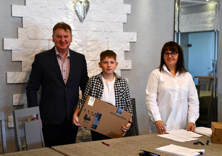 Uczniowie klas IV otrzymali laptopy