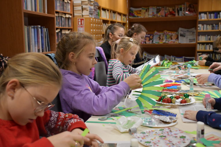 Zajęcia plastyczne i głośne czytanie w bibliotece